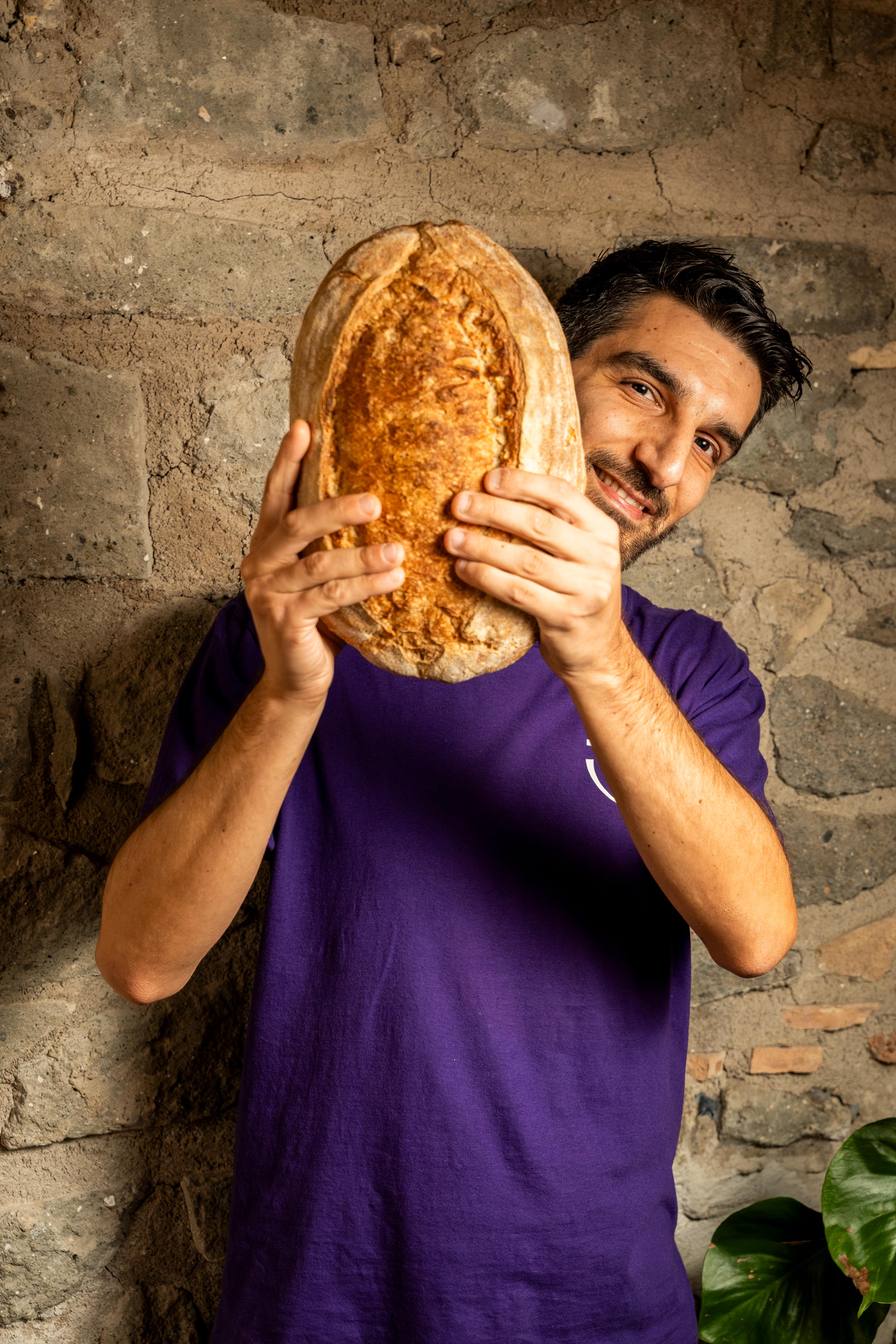 Il team Tinello con il pane appena sfornato